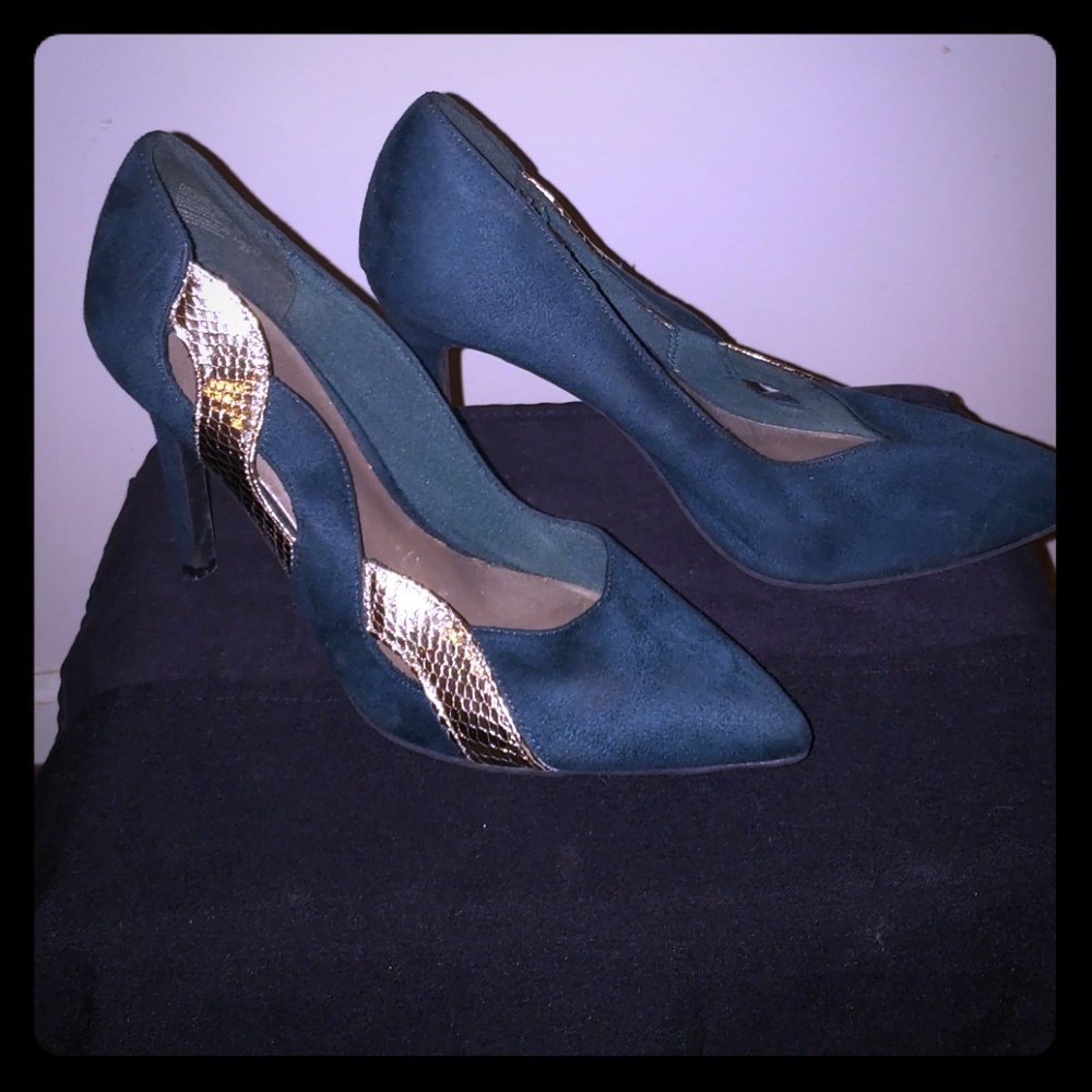 Fioni Green with Gold Accent size 9 Womens Heel